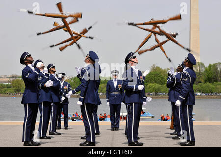 Die United States Air Force Honor Guard Drill Team tritt während der gemeinsamen Service Drill Team Ausstellung am Jefferson Memorial in Washington, D.C., 14. April 2012. Die Luftwaffe Ehrengarde besiegte alle vier von den Streitkräften sowie der Merchant Marine Academy.  Senior Airman Perry Aston Stockfoto