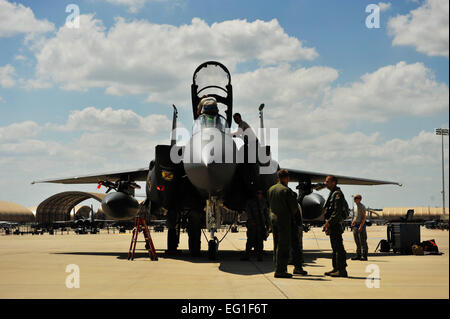 US Air Force Piloten aus der 4. Aircraft Maintenance Squadron führen nach dem Flug Wartung auf ein Kampfflugzeug der US Air Force F-15E Strike Eagle nach einer Türkei schießen Trainingsmission auf Seymour Johnson Air Force Base, North Carolina, 16. April 2012.  Der Flügel erzeugt fast 70 Flugzeuge mehr als 1.000 Ziele auf Bombardierung reicht quer durch den Staat, der 4. Kämpfer-Flügel-Sieg über die Luftwaffe 16. April 1945 Gedenken zu zerstören.  von Staff Sgt Eric Harris Stockfoto