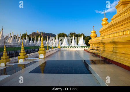 Myanmar, Mandalay, die Kuthodaw Paya Tempel Olso als "größte Buch der Welt" bekannt. Stockfoto