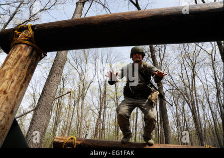 U.S. Air Force Academy Kadett plant eine Route 18. April 2012, für das Land Navigation Teil der Sandhurst-Wettbewerb 2012 in die US Military Academy in West Point, New York Die zweitägigen Wettbewerb enthalten Kadetten aus der ganzen Welt.  Techn. Sgt. Mareshah Haynes Stockfoto