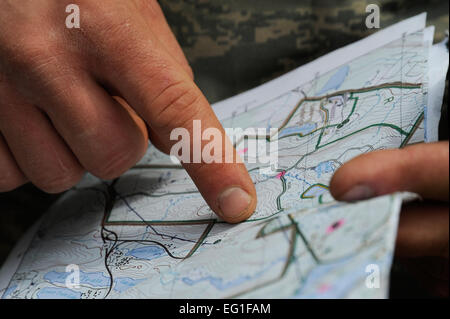 U.S. Air Force Academy Kadett plant eine Route 18. April 2012, für das Land Navigation Teil der Sandhurst-Wettbewerb 2012 in die US Military Academy in West Point, New York Die zweitägigen Wettbewerb enthalten Kadetten aus der ganzen Welt.  Techn. Sgt. Mareshah Haynes Stockfoto