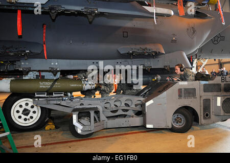 Staff Sgt Arthur Belvin links und Flieger 1. Klasse Ashton Colburn bereiten Sie eine Guided Bomb Unit-38-Munition auf eine F-15E Strike Eagle während der vierteljährlichen Belastung Besatzung Wettbewerb bei Royal Air Force Lakenheath, England, 20. April 2012 laden. Der Wettbewerb bietet die besten Last Crew Teams aus der 492nd, 493rd und 494th Flugzeuge Wartungseinheiten. Der Gewinner wird durch die schnellste Zeit geladen Munition mit den wenigsten Fehlern bestimmt. Belvin und Colburn sind beide 494 AMU Waffen Crew-Mitglieder zu laden.  Staff Sgt Connor Estes Stockfoto