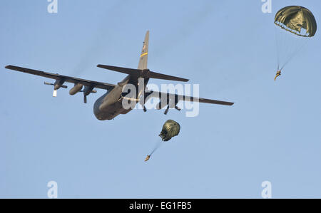 Flieger aus der 820th RED HORSE-Geschwader in der Luft Flug Drop aus eine US Luftwaffe c-130 Hercules Cargo Flugzeug geflogen von Wyoming Air National Guard während einer Trainingsmission auf Nellis Air Force Base, Nevada 24. April 2012. Die Static-Line Sprung Mission enthalten Flieger aus der 820th RHS, 6. Combat Training Squadron und der 58. Rescue Squadron.  Staff Sgt Christopher Hubenthal Stockfoto