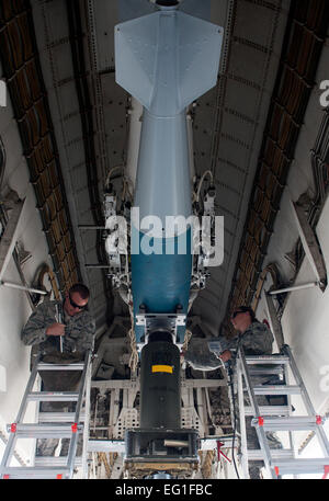 US Air Force Senior Airman Brian Arbogast links und Staff Sgt Nicole Tauzin vorzubereiten, eine BD-56-Bombe aus einem Flugzeug Luftwaffe b-1 Lancer Bomber entladen 26. April 2012, Ellsworth Air Force Base, S.D. Der Waffen-Flug ist verantwortlich für das Laden von Munition in der Vorbereitung für das fliegen. Die Flieger sind Waffen laden Besatzungsmitglieder, 28. Aircraft Maintenance Squadron an Ellsworth AFB zugewiesen.  Airman 1st Class Kate Thornton Stockfoto