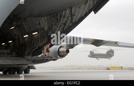 US Air Force Staff Sgt Micah Hackett Uhren einen CH-47 Chinook-Hubschrauber von der Rückseite des ein Frachtflugzeug der US Air Force c-17 Globemaster III am internationalen Flughafen von Kabul, Afghanistan, 5. Mai 2012. Die c-17 Besatzung von Joint Base McGuire-Dix-Lakehurst, New Jersey, transportiert einen türkische Luftwaffe UH-60 Black Hawk Hubschrauber nach Kabul von Incirlik Air Base, Türkei. Hackett ist ein 6. Airlift Squadron Loadmaster.  Senior Airman Anthony Sanchelli Stockfoto