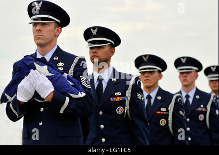 Flieger, der Shaw Air Force Base Ehrengarde zugewiesen marschieren in Formation mit einem gefalteten US Flagge am Ende einer Retreat-Zeremonie auf Shaw Air Force Base, S.C., 4. Mai 2012. Die Basis Ehrengarde durchgeführt die Retreat-Zeremonie am Ende des ersten Tages der Shaw AFB Air Expo.  Senior Airman Kenny Holston Stockfoto