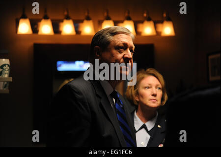 Sekretär des Air Force Michael Donley Uhren einen live Stream von MSNBC "Morning Joe" Programm Momente vor seinem Interview in der Show in New York City 20. August 2012. Donley war Air Force Woche, ein Programm zur bürgerlichen Führer zeigen und erzählen, Meinungsbildner und die Öffentlichkeit über die US Air Force in New York.  Die erste war Air Force Woche in St. Louis, Missouri, im Jahr 2006 statt.   Senior Airman Grovert Fuentes-Contreras Stockfoto