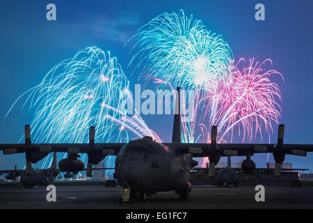 Feuerwerk platzen über Yokota Air Base, Japan, 4. Juli 2012, während Amerika zu feiern. Die 374th Kraft Support Squadron vorgesehen Yokota AB Bewohner und ihre Gäste mit Veranstaltungen für alle Altersgruppen. U.S. Air Force photo Stockfoto