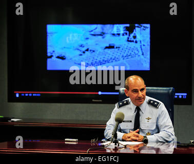 Generalmajor Jeffrey L. Harrigian spricht zu den Medien in einer Pressekonferenz im Pentagon, 29. September 2014, über den Leistungsbereich Airpower Koalition Kampf gegen ISIL bringen kann. Harrigian angegeben, wie der Luftwaffe präsentiert eine tödliche und anhaltende Bedrohung ISIL Kräften und einen klaren Vorteil der Koalitionstruppen, die sich ihnen widersetzen.  Staff Sgt Anthony Nelson Jr. Stockfoto