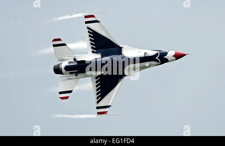 Die US Air Force Demonstration Team, die Thunderbirds, führen für das Publikum während der 2012 Airpower über the Midwest Luftfahrtschau 16. September 2012, Scott Air Force Base, Ill. Die Airshow vorgestellten zahlreiche Handlungen einschließlich der United States Special Operations Command Para-Commandos, US Air Force Thunderbirds sowie Hände auf statische Flugzeug Displays.  Staff Sgt Brian J. Valencia Stockfoto