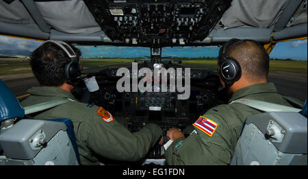 Kapitän Michael Kerschbaum, KC-135 Stratotanker Pilot bei der 154. Betriebsgruppe und 1st Lt. Renn Nishimoto, Pilot bei der 203. Air Refueling Squadron taxi ein KC-135 zur Startbahn 2. April 2014 auf gemeinsamer Basis Pearl Harbor-Hickam, Hawaii. Dieser Flug war zur Unterstützung eine Mission, in der zwei b-52 Stratofortress strategische Bomber von Barksdale Air Force Base, Louisiana und zwei b-2 Spirit strategische Bomber von Whiteman Air Force Base, Mo., flog, hin-und Rückfahrt nonstop von ihren jeweiligen Wohnungsstationen bis Trainingsbereiche in Hawaii.  Staff Sgt Nathan Allen Stockfoto