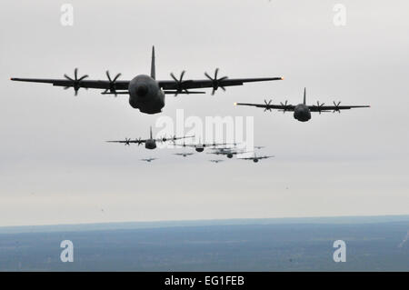 C-130J Hercules und WC-130J Hercules fliegen in Formation während einer Operation Schwankung Kapazität Übung 5. April 2014, über den Mississippi Gulf Coast Region. Flugzeuge aus dem 815th und 345. Luftbrücke Geschwader und 53. Wetter Reconnaissance Squadron beteiligte sich an der groß angelegten Übung testen der 403. Flügel Fähigkeit zu starten und Wiederherstellen eine große Formation von Flugzeugen und Abwürfe ausführen soll. Die c-130 s sind die 403. Flügel auf der MacDill Air Force Base, Miss zugeordnet.  Senior Airman Nicholas Monteleone Stockfoto