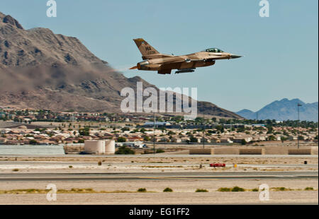 Eine f-16 Fighting Falcon zur 64. Aggressor Squadron versetzt zieht für einen Trainingsflug 13. August 2013, Nellis Air Force Base, Nevada Aggressor Piloten Widersacher Taktiken und fungieren als feindliche Kräfte während Luft bekämpfen Übungen. Airman 1st Class Joshua Kleinholz Stockfoto