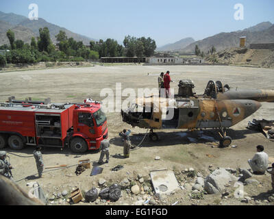 Mit Unterstützung von Task Force Bronco 4, Teams der afghanischen Nationalarmee medizinisches Personal, US-Soldaten und 438th Air Expeditionary Wing AEW Flieger entfernt Teile eines afghanischen Luftwaffe Mi-17 Hubschrauber nach einem Absturz in der Provinz Kunar. Dreizehn Mitglieder des 438th AEW reagierte auf den Vorfall Szene. Wenn es abgestürzt und Beamten zeigen, gab es keine lebensbedrohlichen Verletzungen gab es sechs Menschen an Bord des Flugzeugs. Flieger wurden für mehr als eine Woche an der Szene des Absturzes. US Air Force Höflichkeit Foto Stockfoto