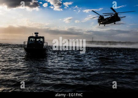 US-Flieger mit den 23. Special Tactics Squadron und US-Soldaten mit der 160. Special Operations Aviation Regiment Airborne zusammengetan für Personal Regenerationstraining Nutzung alternativer Infiltration und Exfiltration Training am Wynnehaven Beach, Florida, 9. April 2013. 160. SOAR, auch bekannt als "Night Stalker", ist eine Spezialeinheit der US-Armee, die Hubschrauber Luftfahrt Allzweck unterstützt und Spezialkräfte. Die 23. STS primäre Aufgabe ist zu integrieren, zu synchronisieren und die Elemente der Luft- und Raumfahrt macht in ihrem Betrieb zu kontrollieren. Airma Stockfoto