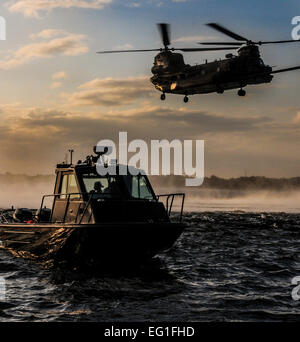 US-Flieger mit den 23. Special Tactics Squadron und US-Soldaten mit der 160. Special Operations Aviation Regiment Airborne zusammengetan für Personal Regenerationstraining Nutzung alternativer Infiltration und Exfiltration Training am Wynnehaven Beach, Florida, 9. April 2013. 160. SOAR, auch bekannt als "Night Stalker", ist eine Spezialeinheit der US-Armee, die Hubschrauber Luftfahrt Allzweck unterstützt und Spezialkräfte. Die 23. STS primäre Aufgabe ist zu integrieren, zu synchronisieren und die Elemente der Luft- und Raumfahrt macht in ihrem Betrieb zu kontrollieren. Airma Stockfoto