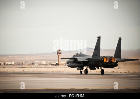 Eine F-15E Strike Eagle von 391st Kämpfer-Geschwader, Mountain Home Air Force Base, Idaho, feuert der Nachbrenner vor dem Start für eine Ausbildungsmission 29. Januar 2014, am Nellis Air Force Base, Nevada Während rote Fahne Übungen die Air Force 2,9 Millionen Hektar großen Nevada Test und Trainingsbereich lockt mit mehreren simulierten Luft Kriege, die die realistischste bieten Ausbildung möglich für USA und Koalition Piloten.  Airman 1st Class Joshua Kleinholz Stockfoto