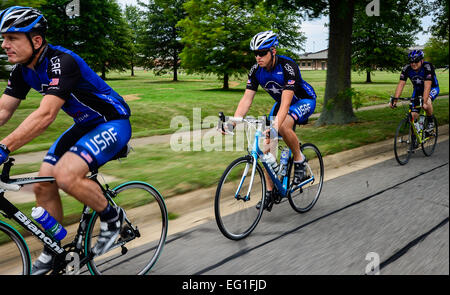 Von links, Oberst Thaddeus Chamberlain, Staff Sgt. Aaron Kirby und Flieger 1. Klasse Shane Jochum Zug für ein bevorstehendes Ereignis 16. Juli 2014, auf gemeinsame Basis Langley - Eustis, Virginia Alle drei sind Mitglieder der Air Force Cycling Team und wird das Register jährlichen großen Fahrrad Fahrt über Iowa, eine einwöchige Fahrt mit einer Gesamtstrecke von etwa 500 Meilen an.  Senior Airman Kayla Newman Stockfoto