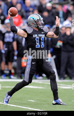 Falcon Quarterback Connor Dietz wirft einen Pass als Luftwaffe die Navy Midshipmen Falcon Stadium der US Air Force Academy in Colorado Springs, Colorado, 6. Oktober 2012 erfüllt.  Die Midshipmen besiegte die Falcons 28-21 in der Overtime.  Michael Kaplan Stockfoto