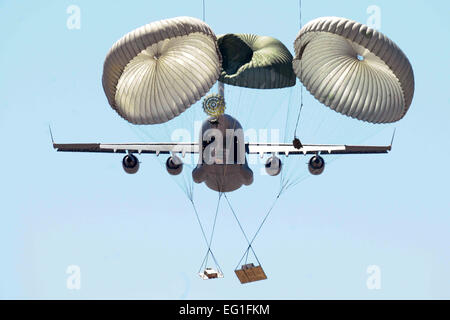 Mitglieder der 58. Airlift Squadron freizulassen einseitige Airdrop Trainingsbelastung aus einer c-17 Globemaster III während einer Airdrop Ausbildungsmission an die früher Dropzone 11. April 2014, in der Nähe von Hollis, Okla. Die 97. Aerial Operationen Flug bereitet Airdrop-Cargo-Paletten und lädt sie auf die c-17. Ihre Mission bietet c-17 Besatzungen mit realistischen Trainingsszenarien, die aus ein- und Ausschalten laden Stückgut und Fahrzeuge sowie Luftaufnahmen Lieferung Materialien für Airdrop Ausbildung bestehen.  Senior Airman Jesse Lopez Stockfoto