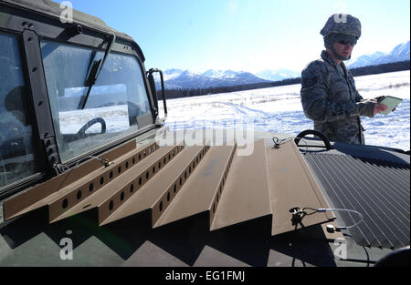 GEMEINSAME Basis ELMENDORF-RICHARDSON, Alaska--Air Force Staff Sgt Bryant LaMay, 1. Wetter Staffel wartet auf Armee-Fallschirmjäger springen aus einem c-17 Flugzeug am 17. April.  Justin Connaher Stockfoto