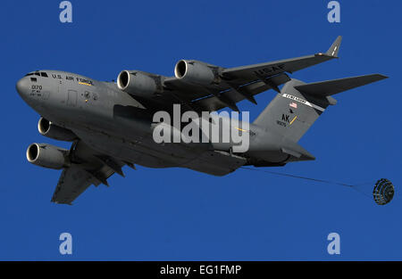 GEMEINSAME Basis ELMENDORF-RICHARDSON, Alaska--Eine c-17 bereitet sich auf einen schweren Tropfen auf Malamute Drop-Zone auf der gemeinsamen Basis Elmendorf-Richardson zu machen. Soldaten, US-Armee Alaska 425 Brigade spezielle Truppen Bataillon zugewiesen Fries einen Humvee auf JBERs Malemute Drop-Zone, gefolgt von ca. 60 Fallschirmjäger aus einer c-17 Flugzeuge, Mittwoch, 17. April 2013.  Die Fallschirmjäger von der 4. Brigade Combat Team Airborne 25. Infanterie-Division vor kurzem nach der Bereitstellung RESET abgeschlossen und sind den Übergang der Brigade zur Übernahme Teil der schnelle Reaktion Kraft Mission für das Pacific Theater. Justin Conna Stockfoto