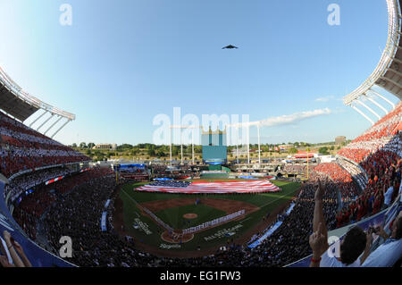 Ein b-2 Spirit fliegt über der Major League Baseball All-Star Game als Mitglieder der Whiteman Air Force Base die US-Flagge auf dem Feld in Kansas City, Missouri, 10. Juli 2012 halten. Während der 83rd jährlichen MLB All-Star Game nahmen 107 Mitglieder des Whiteman AFB ausführlich die Flagge.  Airman 1st Class Bryan Crane Stockfoto