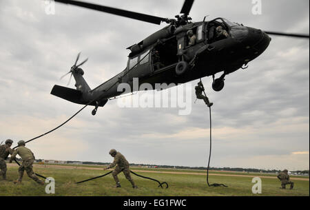 Mississippi Army National Guard Soldaten mit dem 1. Bataillon, 185th Aviation Regiment und 2. Bataillon, 20. Special Forces Group in der Luft schnell Seil einlegen Schulungen im Rahmen der Operation Emerald Krieger, einer multinationalen, gemeinsame Kraft Übung 30 April auf der Combat Readiness Training Center durchführen. Das Training stellt sicher, dass die Einheiten ausgebildet und bereit für jede staatliche Notfall oder combat Mission sind. Foto: US Army National Guard Staff Sgt Shane Hamann Stockfoto