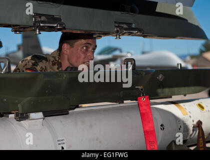 Deutsche Luftwaffe Staff Sgt Daniel Schultes, deutsche Luftwaffe Flying Training Center Waffen Last-Crew-Mitglied, richtet eine träge Rakete während des vierteljährlichen Belastung Besatzung Wettbewerbs auf der Holloman Air Force Base in Nm, 11. Oktober 2013. Die MQ-9 Reaper Last Crew wetteiferten um ihre Fähigkeiten bewertet neben der f-22 Raptor und deutsche Luftwaffe Tornado Last Crews haben. Für den Wettbewerb wurden Punkte während der Waffen laden, Kit Werkzeuginspektion und einheitliche Kontrolle.  Airman 1st Class Aaron Montoya Stockfoto