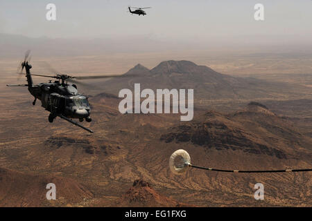 New York National Guard UH-60 Black Hawks bereiten Luft Betankung mit einer HC-130J Kampf gegen König II während Angel Thunder 2013 am 8. April in Davis-Monthan Air Force Base Geschäfte, ARIZ Engel Thunder 2013 ist ein Gemeinschaftsdienst, multinationale, ressortübergreifende Bekämpfung Such- und Rettungs-Übung trainiert Personal Recovery Vermögenswerte mit einer Vielzahl von Szenarien, um Einsatzbedingungen und Eventualitäten zu simulieren.  Staff Sgt Tim Chacon Stockfoto