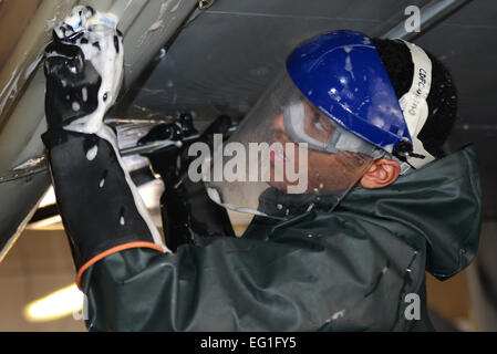 Ein Betreuer aus der 27. scheuert sich spezielle Operationen Aircraft Maintenance Squadron unter die Flügel einer MC-130J Commando II 18. Dezember 2014, Cannon Air Force Base, N.M. Betreuer kann stundenlang Waschen eines Flugzeugs um sicherzustellen, dass es frei von Schmutz und sicher vor dem Verfall.  Airman 1st Class Shelby Kay Fantozzi für weitere tolle Luftwaffe Fotos, besuchen Sie unsere Facebook-Seite: www.facebook.com/usairforce https://www.facebook.com/USairforce. Stockfoto