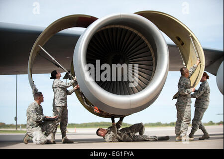 Von links nach rechts, techn. Sgt. Luis Quinones, Airman 1st Class Samantha Palacios, Staff Sgt Darrin Kesler, techn. Sgt. Angelo Lino und Master Sgt. Ashly Patterson führen Sie verschiedene Funktionen auf einem KC-135 Stratotanker für ein Air National Guard commercial bei der 182. Airlift Wing in Peoria, Illinois, 27. September 2012.  Airman 1st Class Jon Alderman Stockfoto