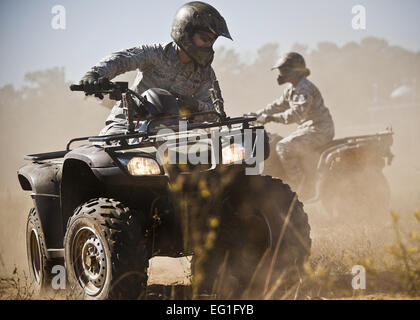 Staff Sgt Robert Molina übt scharfe drehen während einer ATV Ausbildung Klasse 25. Oktober 2013, auf der Eglin Air Force Base, Florida  Etwa 20 Piloten aus der 96. Sicherheit Kräfte Squadron und 96. Ground Combat Training Squadron erhielt die Ausbildung an zwei Tagen.  Der neue Fahrer lernte Reiten Grundlagen und sogar einige komplizierteren Techniken während der vierstündigen Kurs. Molina ist der 96. Ground Combat Training Squadron zugewiesen. Samuel King Jr. Stockfoto