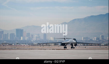 Ein B-1 b Lancer zur 34. Bomb Squadron versetzt Ellsworth Air Force Base, S.D., taxis zu den Parkplatz nach der Landung während Green Flag-West 15-02 an Nellis AFB, Nevada, 18. November 2014. Die b-1-gemischt Körper Konfiguration, variabler Geometrie Flügel und Nachverbrennung Turbofan-Triebwerke kombinieren, um Langstrecken-Beschäftigung, Wendigkeit bei hohen Geschwindigkeiten bei der Verbesserung der Überlebensfähigkeit zu bieten.  Staff Sgt Siuta B. Ika Stockfoto