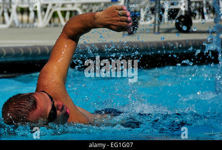 Ein Air Force verwundeter Krieger Praktiken Schwimmtechniken während der Air Force Warrior Adaptive Sport Camp Juni 26, 2013, um gemeinsame Basis Andrews, MD. Das Camp soll die Krieger adaptive Sport während ihrer frühen Stadien einer Besserung vorstellen.  Airman 1st Class Erin O'Shea Stockfoto