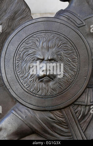 Bronzene römische Soldaten Lion Shield vor den Toren von Marble Arch The City of London Stockfoto