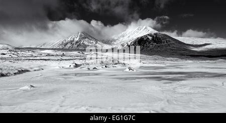 Einem kalten Wintertag in Schottland mit verschneiten Winterlandschaft mit Blick auf die Berge, aus denen sich der schwarze Berg in Glencoe Stockfoto