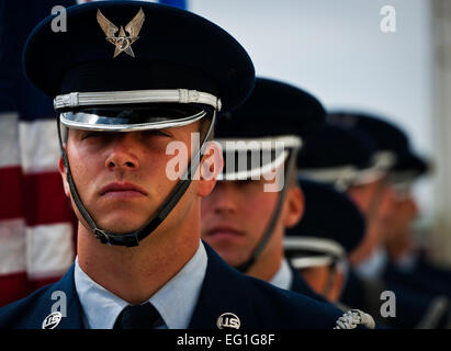 Die Ehrengarde Eglin wartet darauf, in den Farben bei der Abschiedsfeier für die MC-130E Combat Talon I 25. April 2013, bei Duke Field, 0Fla. Aircrew, Betreuer bringen und viele andere erwies sich erinnern und verabschieden uns von den Talon ich auf seiner offiziellen Rückzug aus der Air Force. Das letzte werden fünf Krallen, gelegen am Duke Field "Talon" in Davis-Monthan Air Force Base, N.M., bis Mitte Mai 2013 übermittelt werden.  Techn. Sgt. Samuel King Jr. Stockfoto