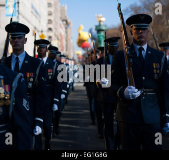 US Air Force Ehrengarde Mitglieder marschieren während der 86. jährlichen Macy's Thanksgiving Day Parade 22. November 2012, in New York City. Flieger von der US Air Force Band und Ehrengarde nahmen an der Parade mit einem erwarteten TV-Publikum von 55 Millionen Zuschauern.  Senior Airman Perry Aston Stockfoto