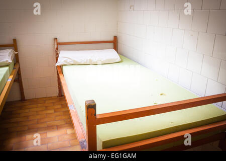 Alten psychiatrischen Krankenhaus. Altes Bett in Psychiatrie Stockfoto