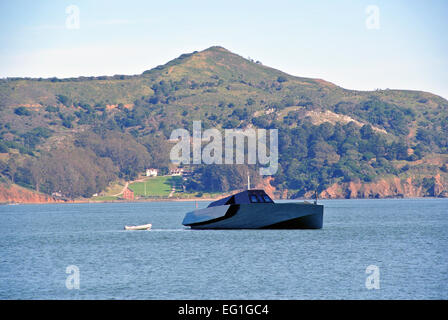 eine Megayacht ankern in der Bucht von San Francisco von Tiburon Insel in Sausalito, Kalifornien Stockfoto