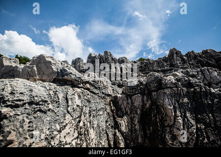 Felsformationen an der kroatischen Küste Meer wo wohnt Stockfoto