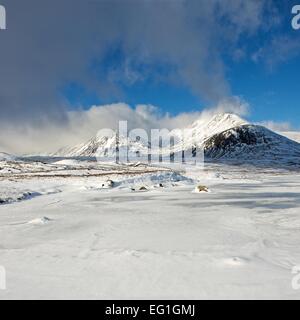 Einem kalten Wintertag in Schottland mit verschneiten Winterlandschaft mit Blick auf die Berge, aus denen sich der schwarze Berg in Glencoe Stockfoto