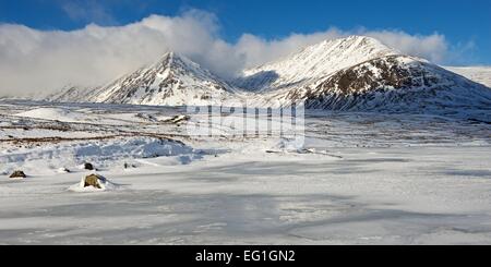 Einem kalten Wintertag in Schottland mit verschneiten Winterlandschaft mit Blick auf die Berge, aus denen sich der schwarze Berg in Glencoe Stockfoto