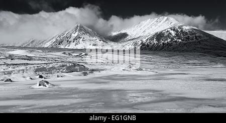 Einem kalten Wintertag in Schottland mit verschneiten Winterlandschaft mit Blick auf die Berge, aus denen sich der schwarze Berg in Glencoe Stockfoto