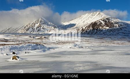 Einem kalten Wintertag in Schottland mit verschneiten Winterlandschaft mit Blick auf die Berge, aus denen sich der schwarze Berg in Glencoe Stockfoto