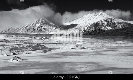 Einem kalten Wintertag in Schottland mit verschneiten Winterlandschaft mit Blick auf die Berge, aus denen sich der schwarze Berg in Glencoe Stockfoto