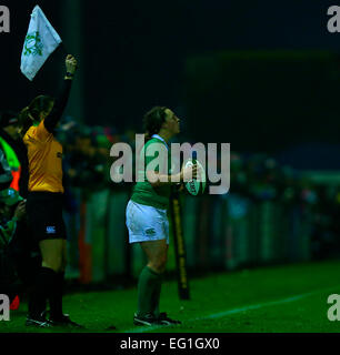 Ashbourne RFC, Irland. 13. Februar 2015. Frauen 6 Nationen. Irland gegen Frankreich. Gillian Bourke (Irland) bereitet, zu werfen, um die Lineout. © Aktion Plus Sport/Alamy Live-Nachrichten Stockfoto