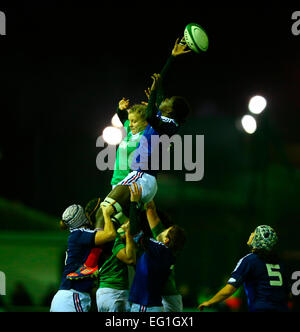 Ashbourne RFC, Irland. 13. Februar 2015. Frauen 6 Nationen. Irland gegen Frankreich. Coumba Tombe Diallo (Frankreich) ruft ihre Fingerspitzen an den Ball in die Lineout. © Aktion Plus Sport/Alamy Live-Nachrichten Stockfoto