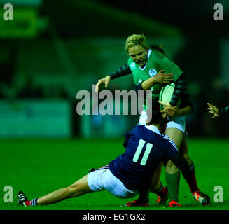 Ashbourne RFC, Irland. 13. Februar 2015. Frauen 6 Nationen. Irland gegen Frankreich. Niamh Briggs (Captain Ireland) von Julie Billes (Frankreich) und Camille Cabalou (Frankreich) in Angriff genommen wird. © Aktion Plus Sport/Alamy Live-Nachrichten Stockfoto